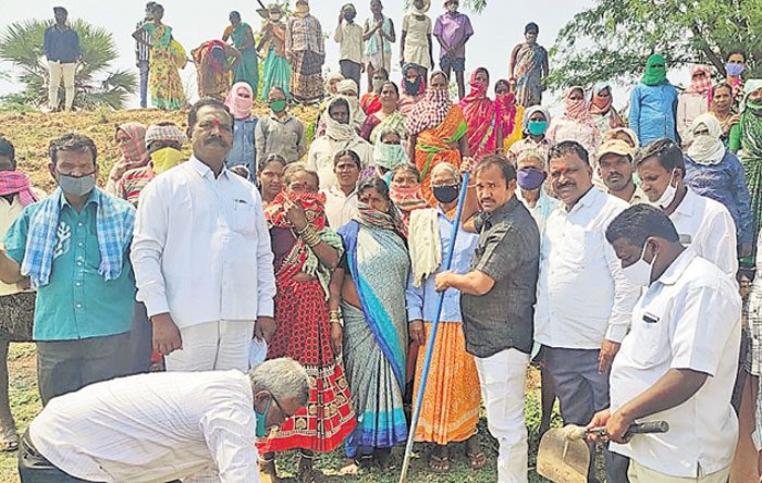 కూలీలందరూ మాస్కు ధరించాలి