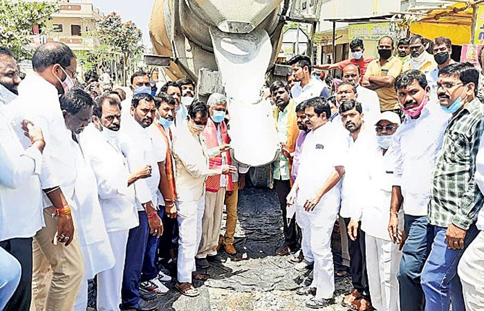 రోడ్డు నిర్మాణాలకు ప్రాధాన్యం