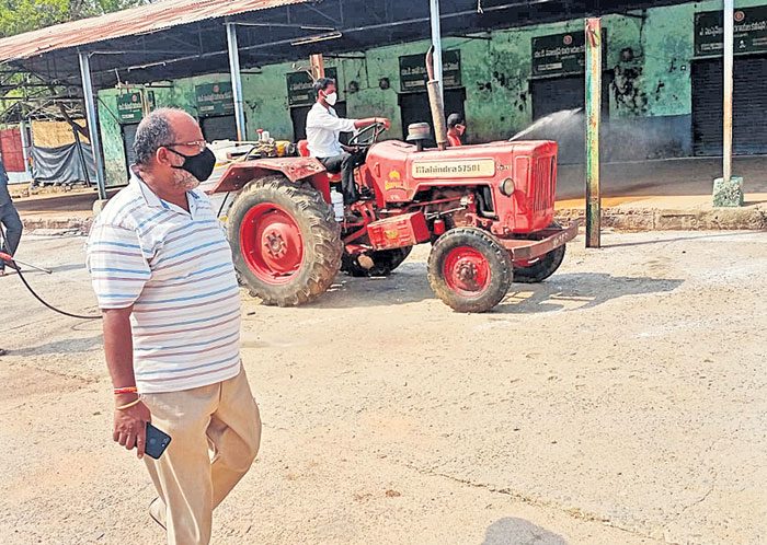 సోడియం హైపోక్లోరైట్‌ పిచికారీ