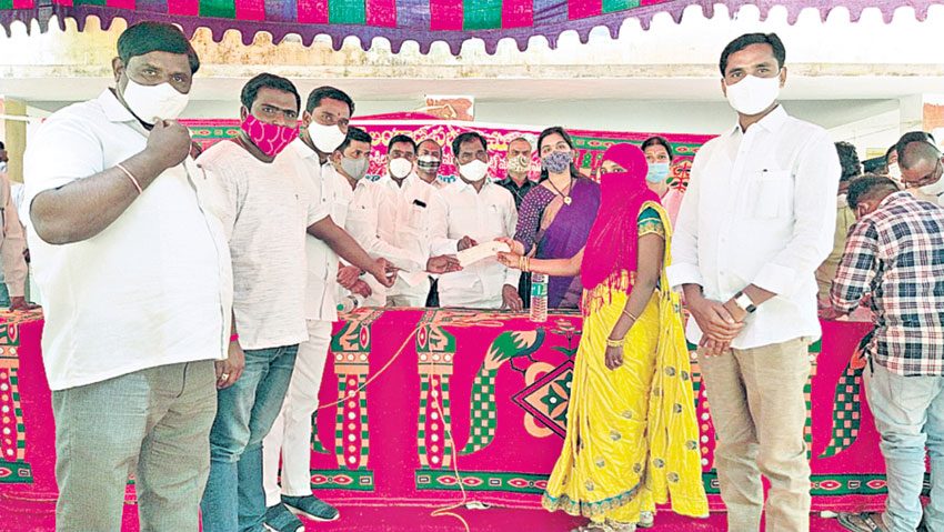 లబ్ధిదారులకు చెక్కులు పంపిణీ