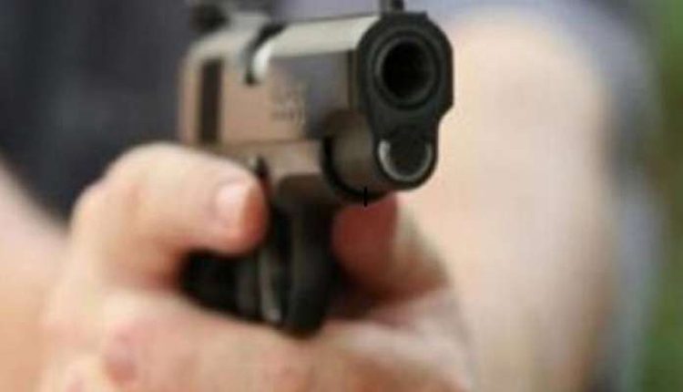 రెచ్చిపోయిన మాఫియా.. స్మగ్లర్ల కాల్పుల్లో ఇద్దరు కానిస్టేబుళ్ల మృతి