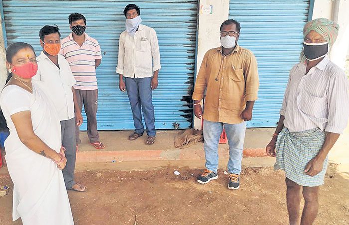 పలుచోట్ల స్వచ్ఛంద లాక్‌డౌన్