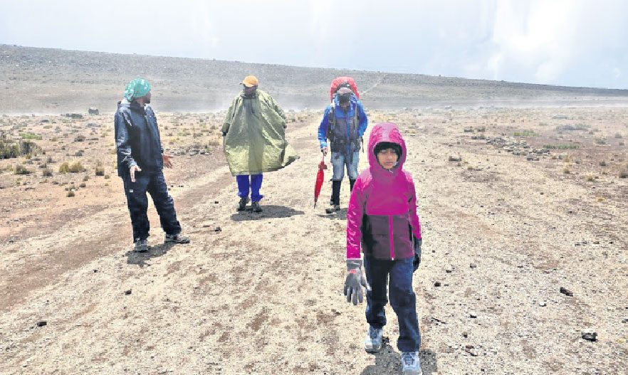 కిలిమంజారో ఎక్కేస్తున్నారు..