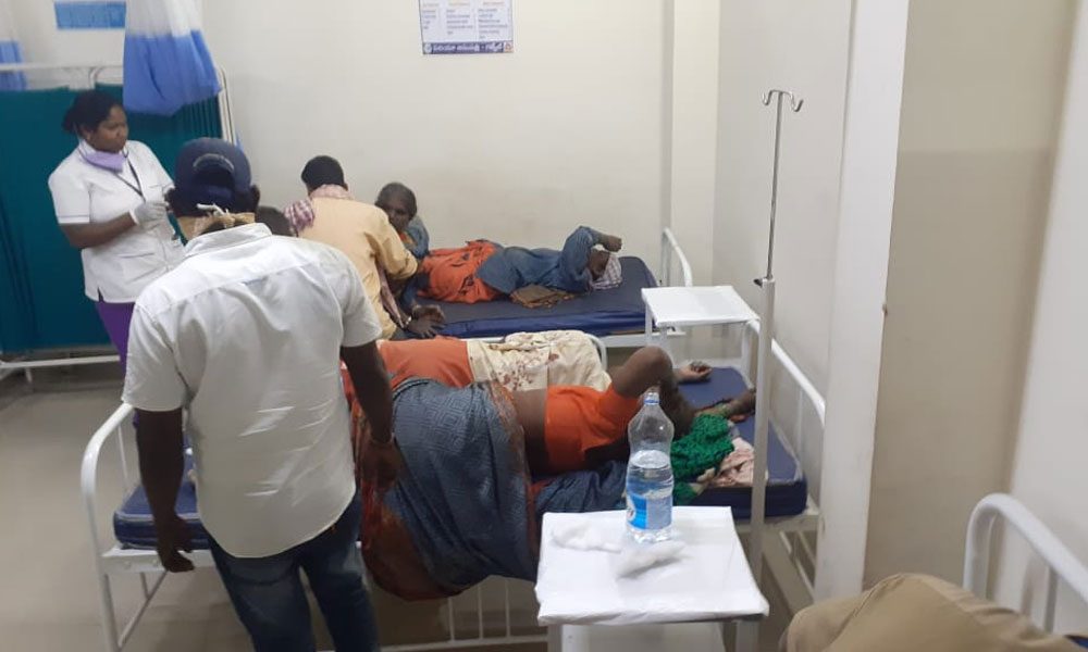 టిప్పర్‌ బోల్తా .. 18 మంది కూలీలకు  గాయాలు