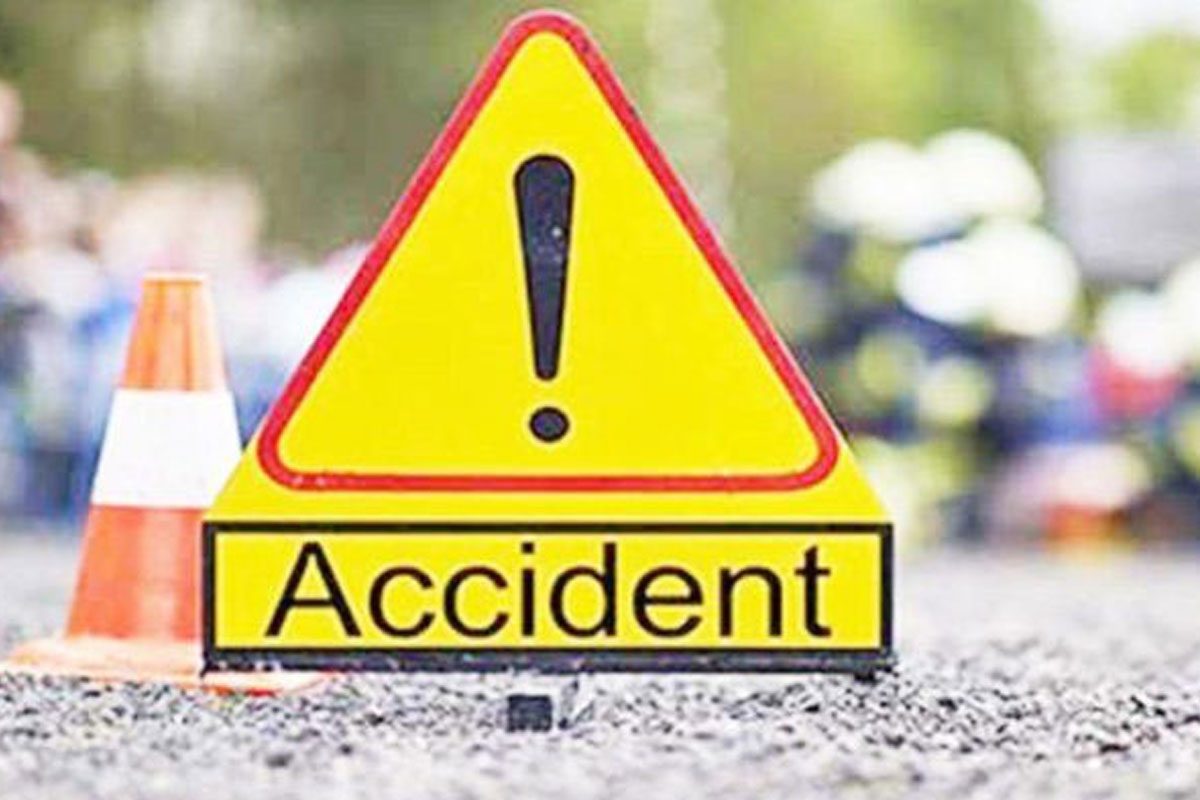 డివైడర్‌ను ఢీకొన్న బొలెరో.. వ్యక్తి మృతి