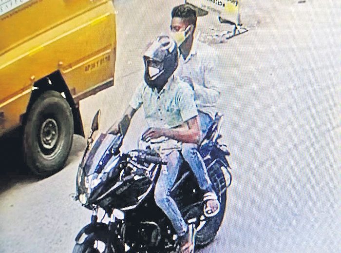 పట్టపగలే దోపిడీ