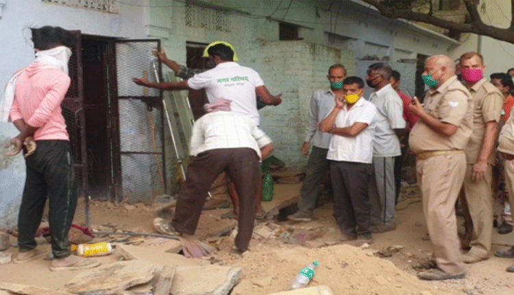 ఇంటి పైక‌ప్పు కూలి నిద్ర‌లో ఐదుగురు మృతి