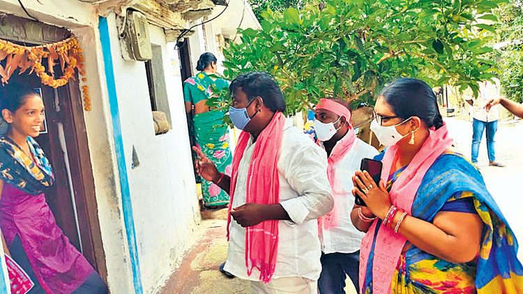 అభివృద్ధిని వివరిస్తూ.. ఓట్లను అభ్యర్థిస్తూ..