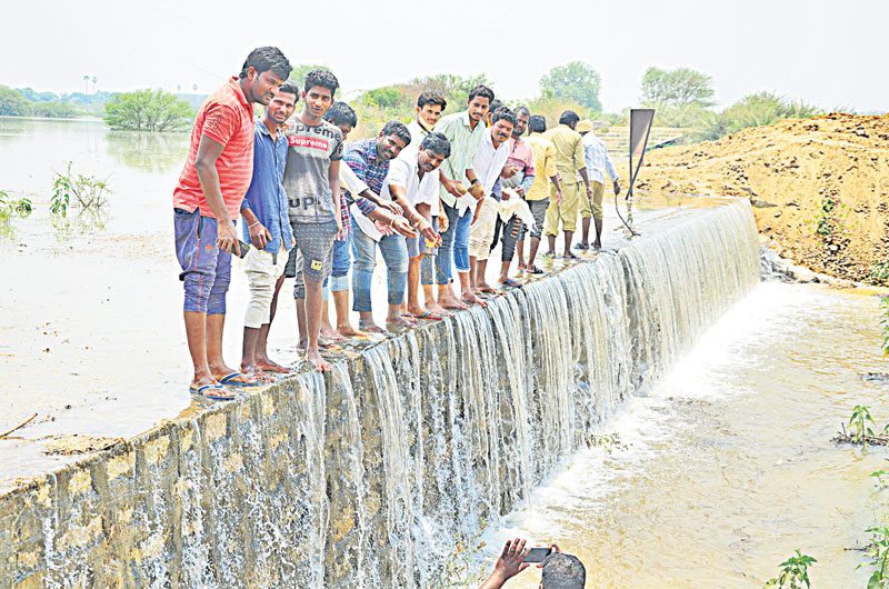 ఎల్లువోచ్చి గోదారమ్మ