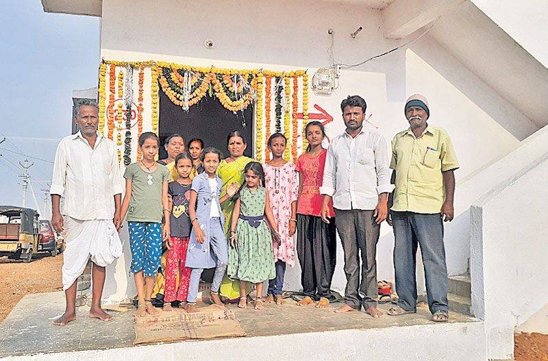 సంబురంగా కొత్తింటి ప్రవేశం