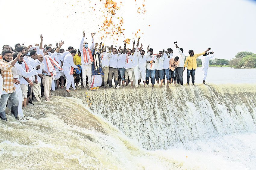 మండుటెండల్లో నీళ్లు పారించాం..