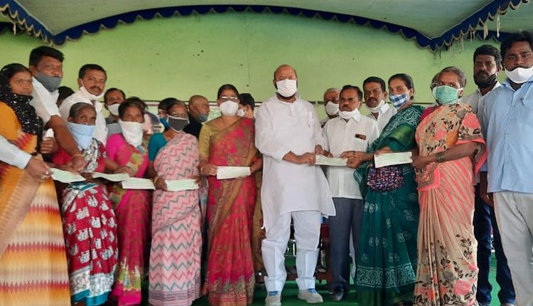 ఆడబిడ్డలు, రైతుల ఆనందమే సీఎం  లక్ష్యం