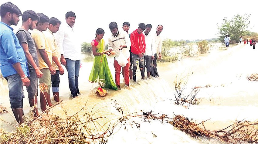 ఉప్పొంగుతూ.. ఉరకలేస్తూ..