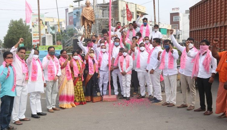 నిరాడంబరం..గులాబీ వేడుక