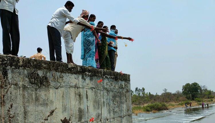 కొంగోడును ముద్దాడిన గోదారమ్మ