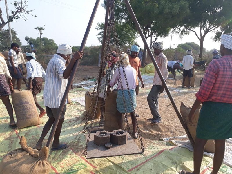 ఊళ్లోనే ధాన్యం కొనుగోళ్లు