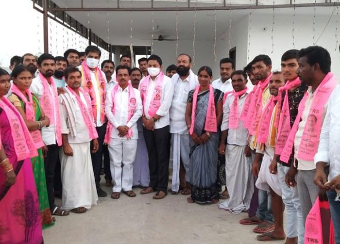 టీఆర్‌ఎస్‌లోకి వెల్లువలా చేరికలు
