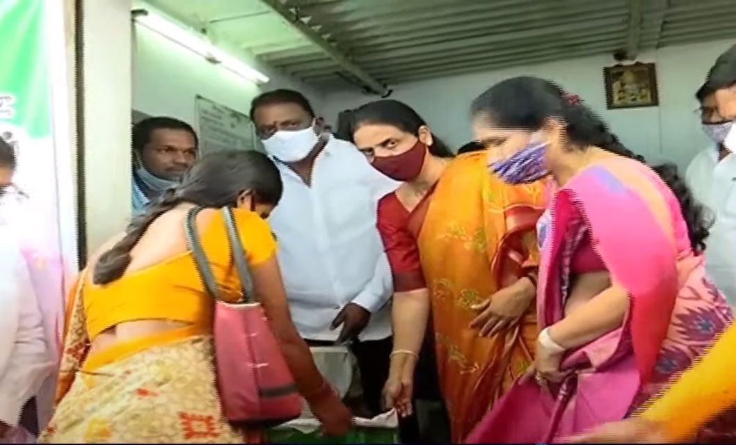 ప్ర‌యివేటు టీచ‌ర్ల‌కు రేష‌న్ బియ్యం పంపిణీ ప్రారంభించిన మంత్రి స‌బిత‌