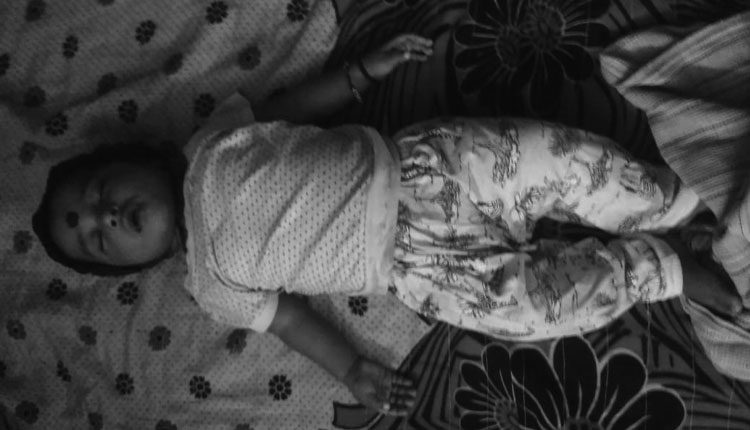 ఆరు నెలల చిన్నారిని నీటిసంపులో పడేసిన తండ్రి