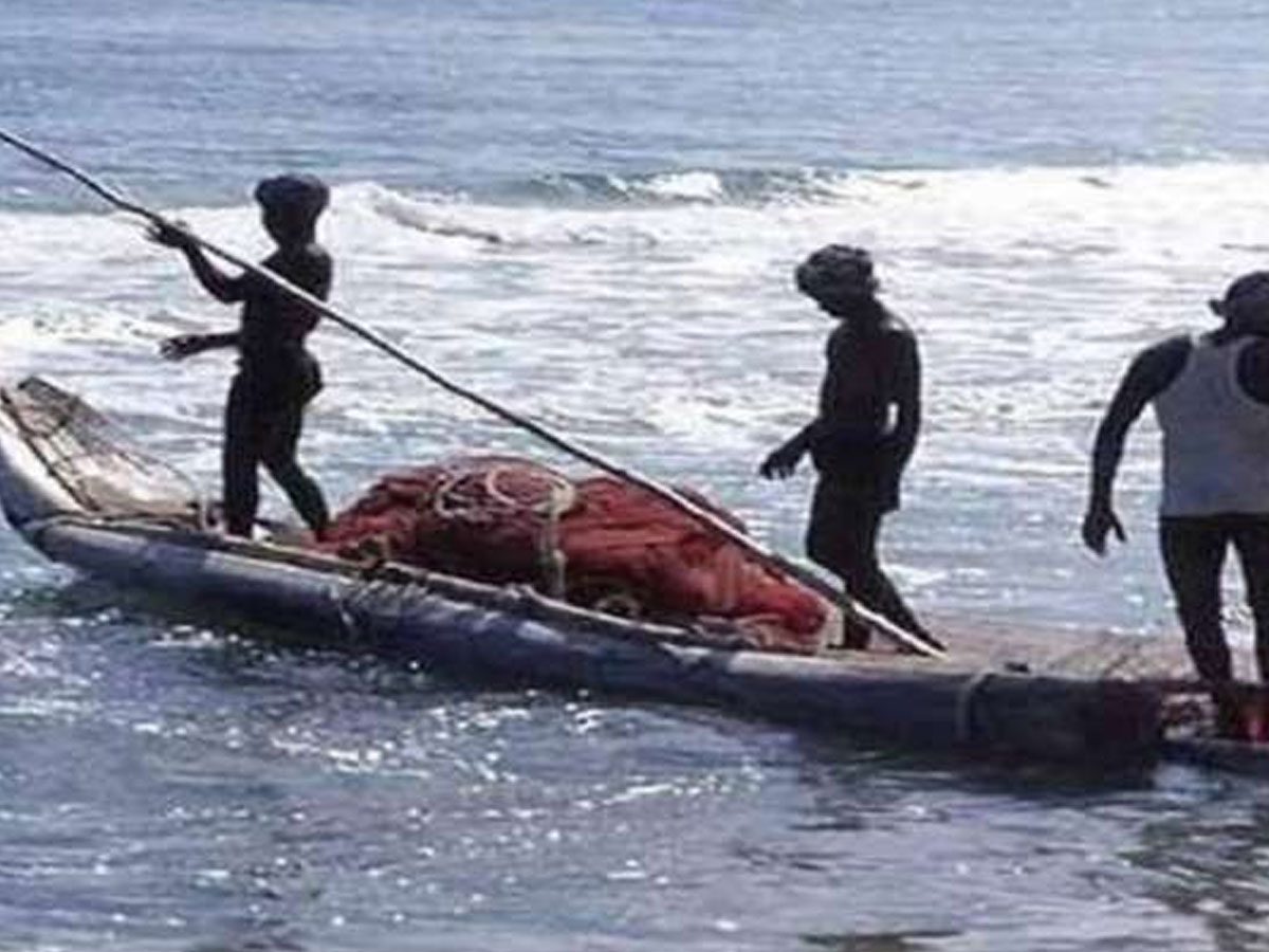 మరబోటును ఢీకొట్టిన నౌక.. 12 మంది జాలర్లు గల్లంతు