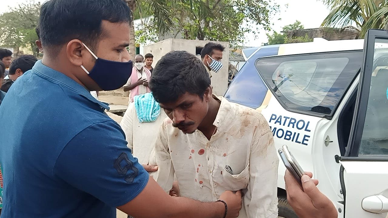 కన్నకొడుకును చంపుకున్న తండ్రి.. మ‌రో కుమారుడికి గాయాలు