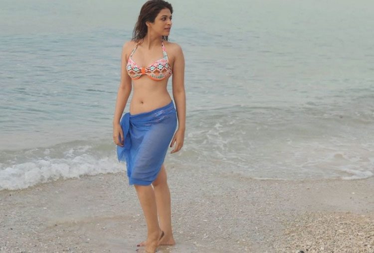 బీచ్‌లో శ్ర‌ద్దాదాస్ షికార్లు‌..ఫొటోలు వైర‌ల్