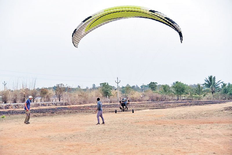 సాగర తీరంలో ఆకాశంలో విహరిద్దామా