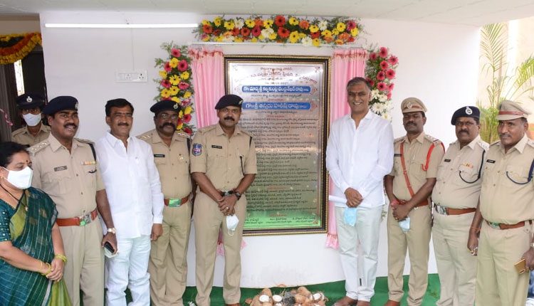 తెలంగాణ పోలీసులు దేశానికే ఆద‌ర్శం : ‌మంత్రి హ‌రీష్ రావు