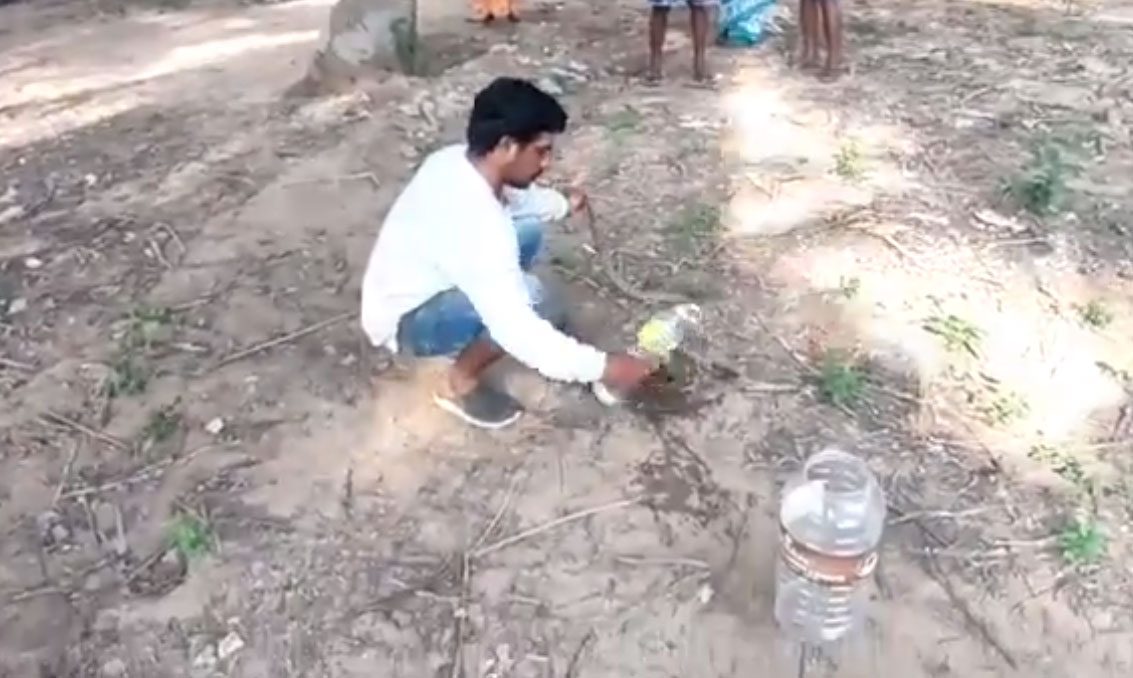 స‌మ్మ‌ర్ ఎఫెక్ట్.. పాము దాహార్తిని తీర్చాడు అలా..  వీడియో వైర‌ల్