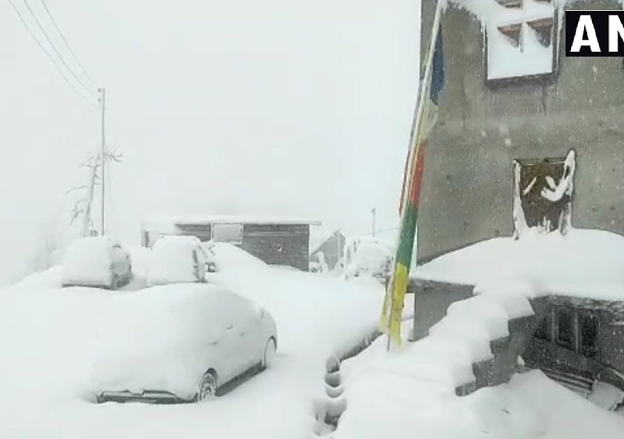 మంచు గుప్పిట్లో ఓ గ్రామం..!