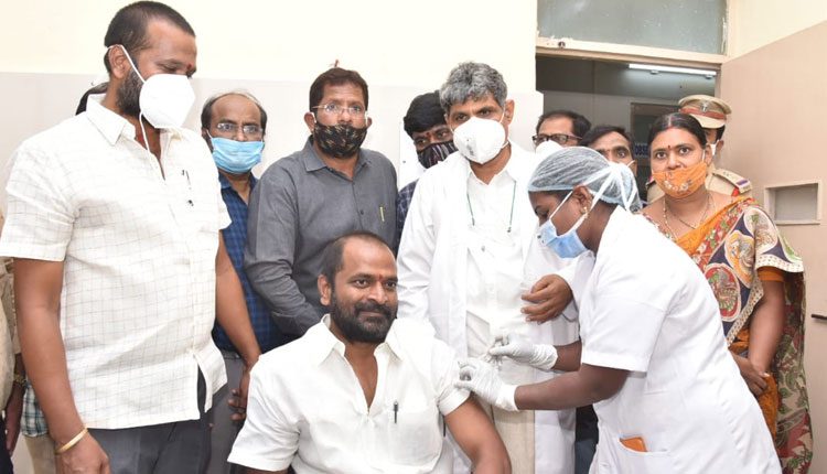 కరోనా టీకా తీసుకున్న మంత్రి శ్రీనివాస్‌ గౌడ్