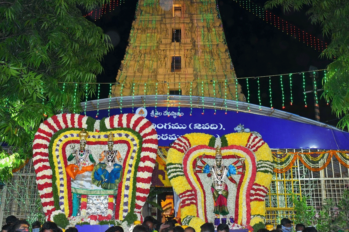 కైలాస వాహనంపై శ్రీశైలేశుడు