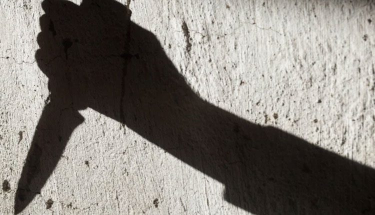 మరో మతం యువతితో కలిసి ప్రయాణిస్తున్న యువకుడికి కత్తిపోట్లు