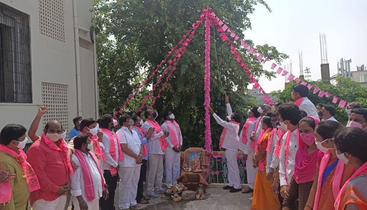 నిరాడంబరంగా టీఆర్‌ఎస్‌ ఆవిర్భావ దినోత్సవ వేడుకలు