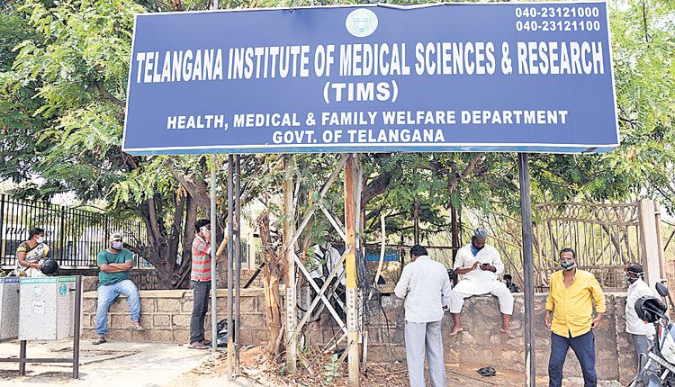 కరోనా పడగలో.. కుటుంబం ఛిన్నాభిన్నం