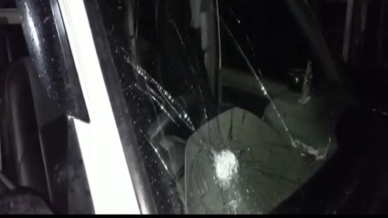 ‌తృణ‌మూల్ కాంగ్రెస్ అభ్య‌ర్థి కారుపై రాళ్ల దాడి