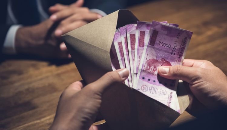 మంత్రి అనుచరుని ఇంట్లో భారీగా నగదు పట్టివేత