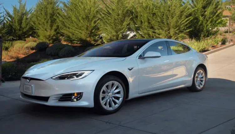 ఆటోపైల‌ట్‌లో టెస్లా కారు.. చెట్టును ఢీకొని  ఇద్ద‌రు మృతి