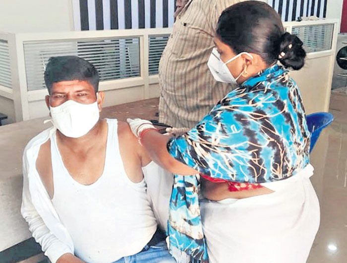 ఆ ఆఫీసుకు వెళ్తే.. టీకా తీసుకోవాల్సిందే