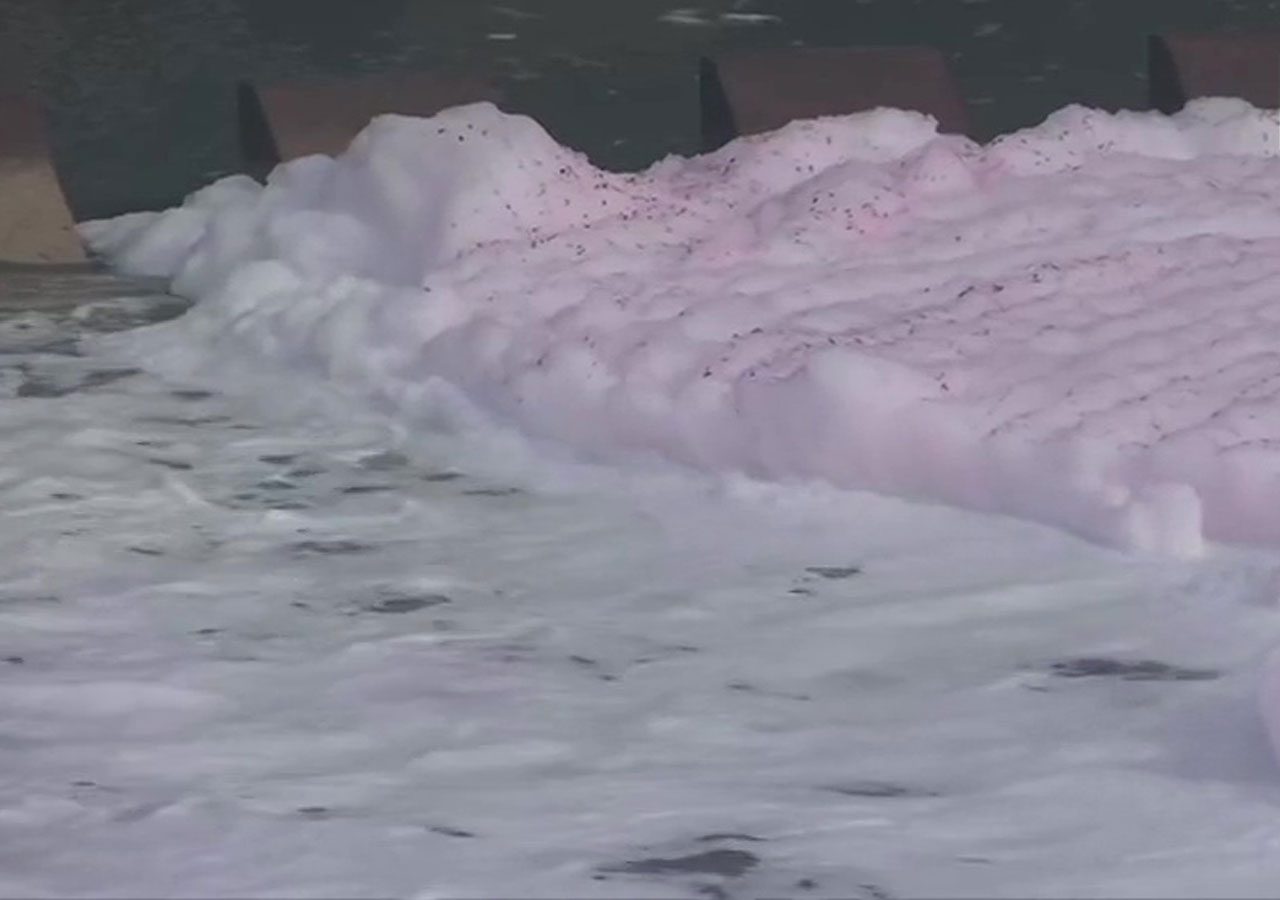 యమునా నీటిపై విష‌పు నురుగ‌లు..!