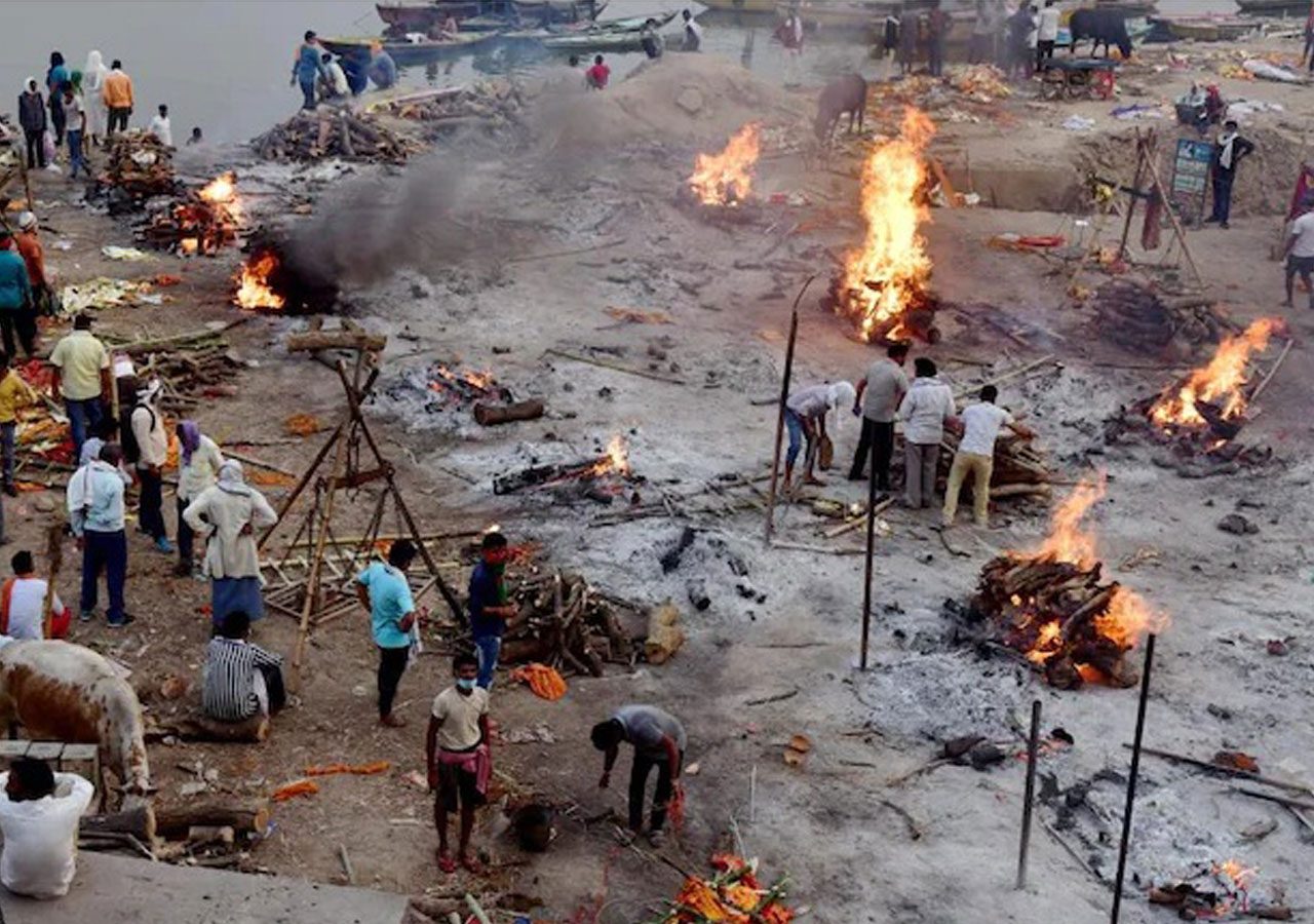 క‌రోనాలో కాసుల క‌క్కుర్తి.. యూపీలో అంత్య‌క్రియ‌ల‌కు త‌డిసిమోపెడు