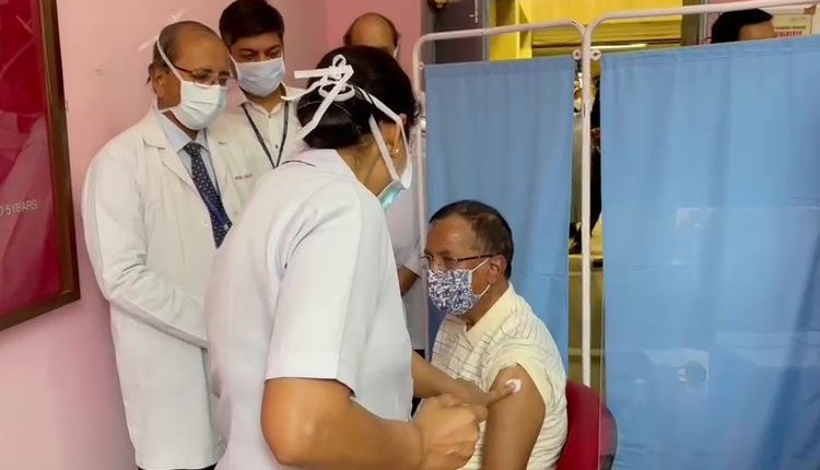 కరోనా టీకా రెండో డోసు తీసుకున్న మంత్రి