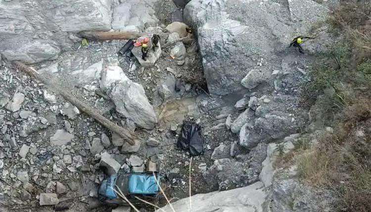 లోయలో పడ్డ కారు.. ఐదుగురు దుర్మరణం