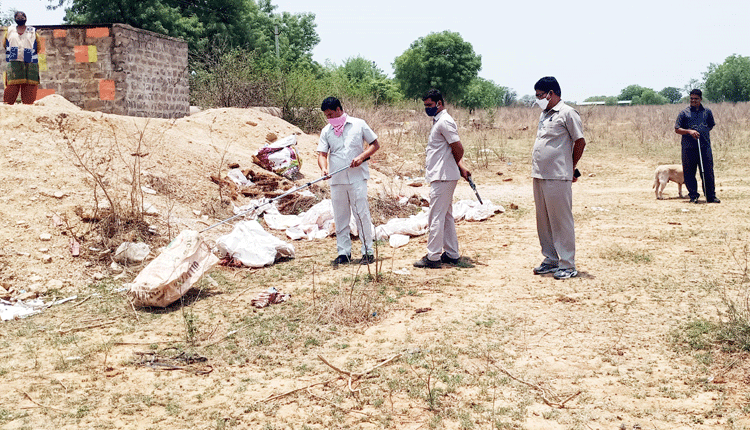 చెత్తకుప్పలో పేలుడు..  మహిళకు గాయాలు