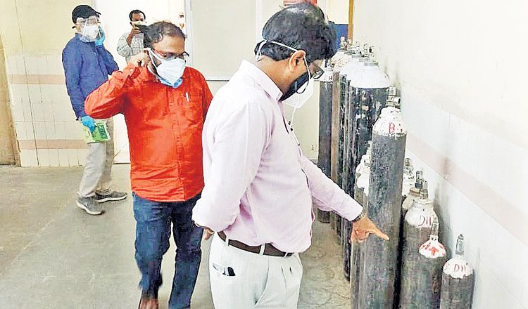 అర్హులు టీకాను వేయించుకోవాలి