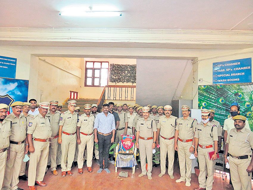 పూలేను ఆదర్శంగా తీసుకోవాలి