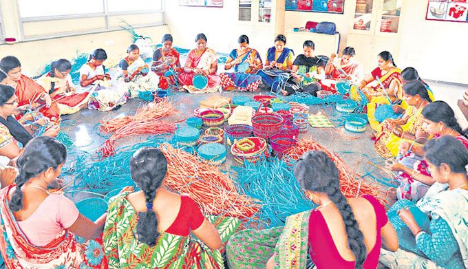 ఆమెకు ఆర్థిక చేయూత