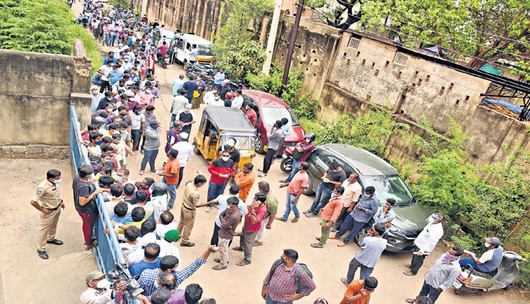 రెమ్‌డెసివిర్‌ కోసం తిప్పలు