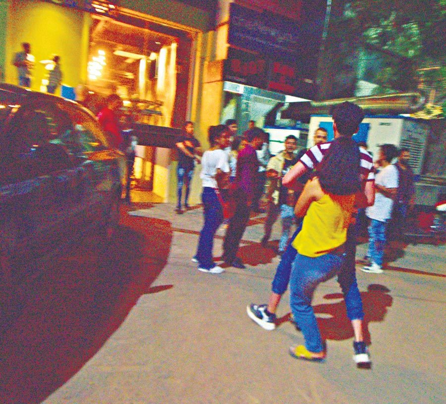 పబ్బులు.. కరోనా అడ్డాలు