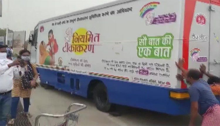 రోడ్డుపై నిలిచిన.. కరోనా టీకాలు రవాణా చేసే వాహనం